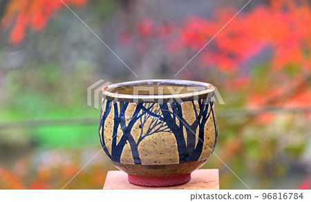 Autumn leaves and tea bowls in Sanba Valley 96816784