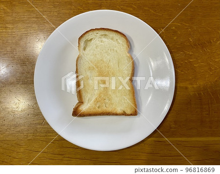 吐司放在盤子裡 96816869