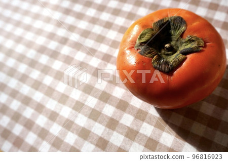 桌布上的柿子 96816923