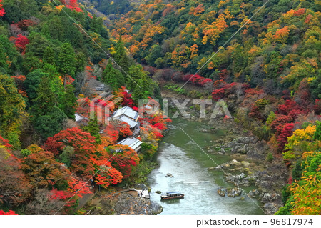 [京都府]保津川賞紅葉（嵐山桂川蘭橋） 96817974