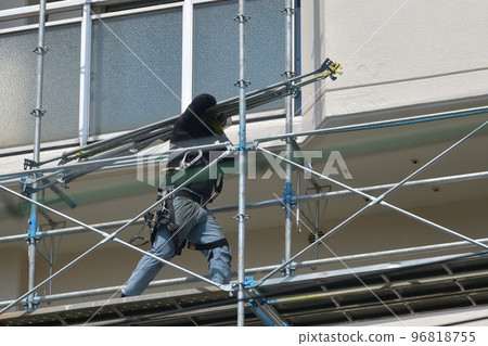 大型公寓維修仲夏腳手架拆除工作以防中暑 96818755