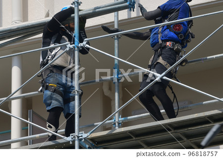 大型公寓維修仲夏腳手架拆除工作以防中暑 大型公寓維修仲夏腳手架拆除工作以防中暑 96818757