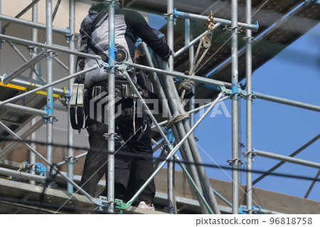 大型公寓維修仲夏腳手架拆除工作以防中暑 大型公寓維修仲夏腳手架拆除工作以防中暑 96818758