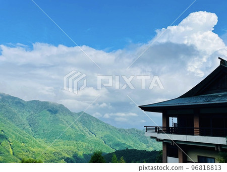 從熊野那智大社<和歌山/那智勝浦>眺望雨後的群山 從熊野那智大社<和歌山/那智勝浦>眺望雨後的群山 96818813