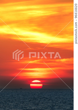 Sunset to twilight at the Andaman Sea of Thailand. Sunrise in the morning. Sunset to twilight at the Andaman Sea of Thailand. Sunrise in the morning. 96818820