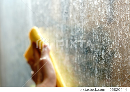 Cleaning heavily soiled windows Window cleaning 96820444