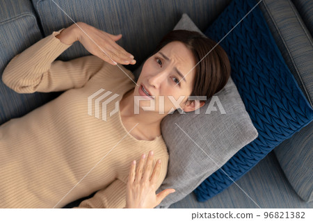 一個女人摔倒了 96821382