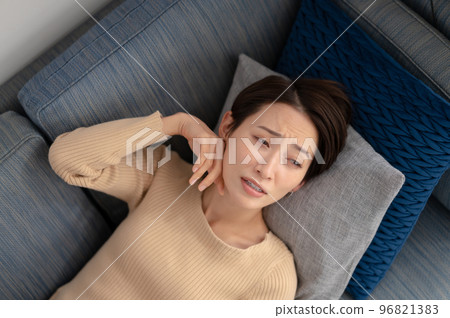 一個女人摔倒了 96821383