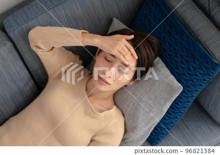 一個女人摔倒了 96821384