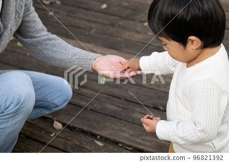 A child who gives something that he has picked up; he loves picking it up 96821392