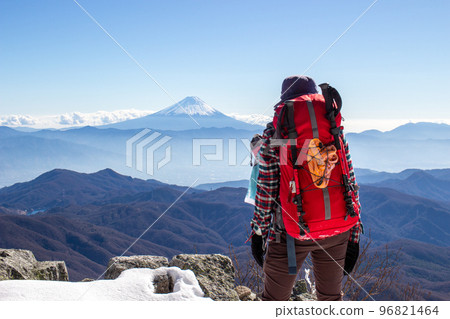 看富士山的女性登山者的後視圖 96821464