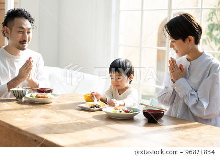 A dining table with children who love beautiful light rice, Itadakimasu! 96821834