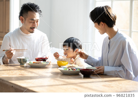 愛美光的孩子們的餐桌 96821835