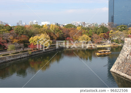 大阪城護城河周圍的秋葉風景和御座船 96822506