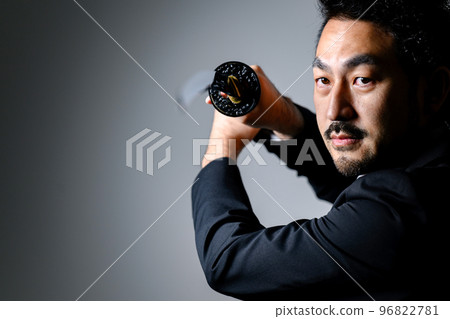 拿著劍的西裝的上班族 96822781