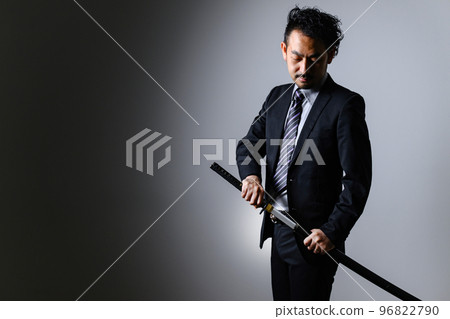 西裝革履、執劍諮詢、銷售的商人 96822790