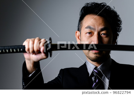 拿著劍的西裝的上班族 96822794