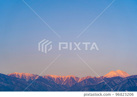 [冬季素材] 白雪皚皚的北阿爾卑斯山，日出和藍天[長野縣] 96823206