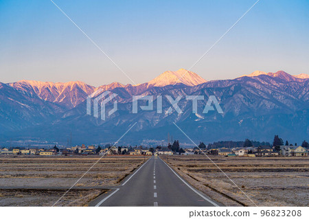 [冬季素材] 白雪皚皚的北阿爾卑斯山，日出和藍天[長野縣] 96823208