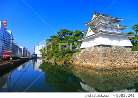 [香川縣]天氣晴朗的高松城東之丸砲塔和琴電 96823241