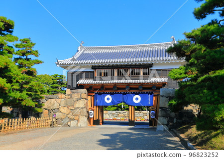 [香川縣]高松城堡Sakuragomon（Tamamo公園）晴朗的天氣 96823252