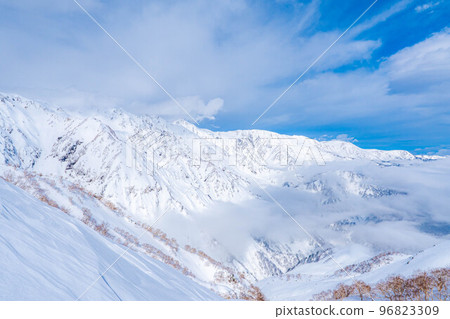 [Winter material] Mt. Karamatsu mountain climbing during the snowy season [Nagano Prefecture] 96823309