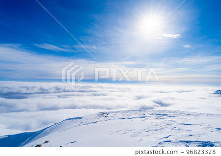 [Winter material] Mt. Karamatsu mountain climbing during the snowy season [Nagano Prefecture] 96823328