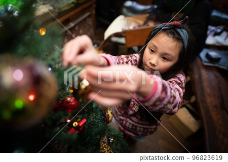 裝飾聖誕樹的女孩 96823619