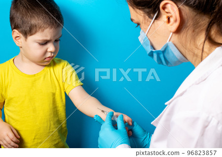A doctor or nurse does a Mantoux test for a small baby boy. Tuberculosis test, vaccination. Intradermal tuberculin injection A doctor or nurse does a Mantoux test for a small baby boy. Tuberculosis test, vaccination. Intradermal tuberculin injection 96823857