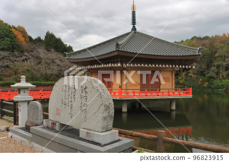 Abe Monjuin Temple in autumn (Kinkaku Ukimido Hall, Sakurai City, Nara Prefecture) 96823915