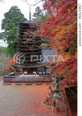 Tanzan Shrine in autumn (thirteen-storied pagoda, Sakurai City, Nara Prefecture) Tanzan Shrine in autumn (thirteen-storied pagoda, Sakurai City, Nara Prefecture) 96823967