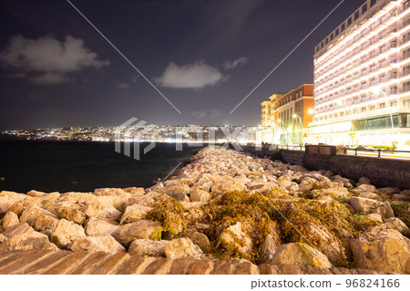 意大利那不勒斯的夜景 96824166