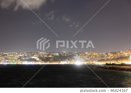 意大利那不勒斯的夜景 96824167