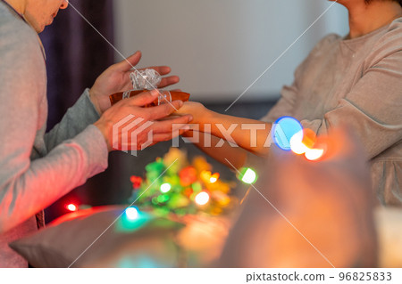 一個女人送禮物 一個男人收到禮物 一個女人送禮物 一個男人收到禮物 96825833
