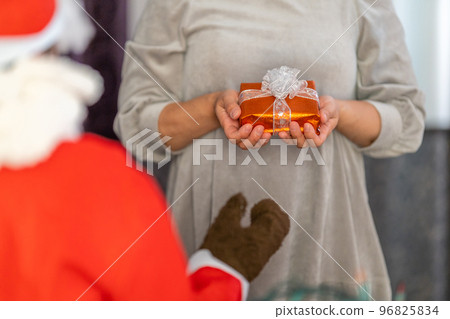 聖誕老人驚喜收到禮物的女人 聖誕老人驚喜收到禮物的女人 96825834