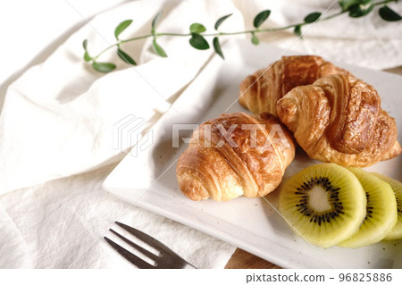 迷你羊角麵包和奇異果早餐 96825886