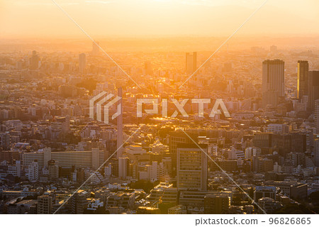 夕陽染紅的東京澀谷區方向的都市風景 96826865