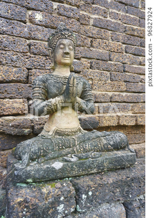 Wat Jed Yod, built in 1497, is a large active temple where monks live and study, and is seldom Wat Jed Yod, built in 1497, is a large active temple where monks live and study, and is seldom 96827924