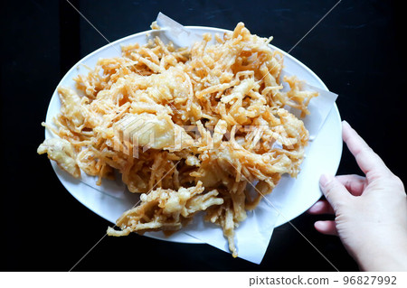 fried mushroom or deep fried Mushroom or fried golden needle mushroom 96827992