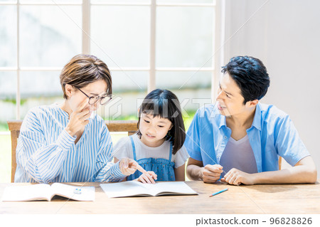 指出女孩的書房的家庭 96828826