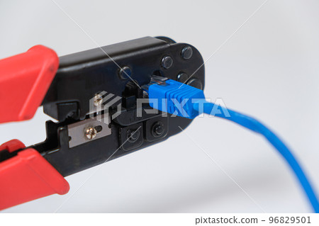 The computer master crimps the connection of the Vlan connector with a special tool crimper. The computer master crimps the connection of the Vlan connector with a special tool crimper. 96829501