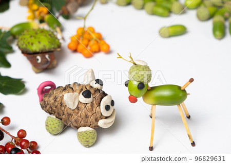 Pig and deer figurines made of cones and acorns. Children's autumn crafts 96829631