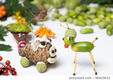 Pig and deer figurines made of cones and acorns. Children's autumn crafts 96829632