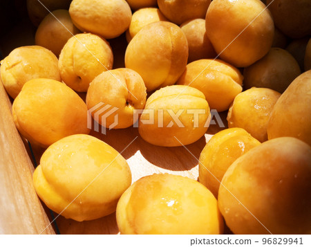 Fresh ripe apricots in plastic boxes at the local farmer market 96829941
