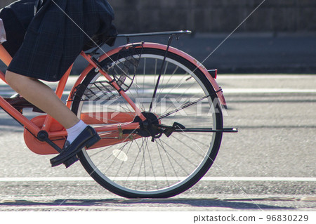 騎自行車的學校女孩 騎自行車的學校女孩 96830229