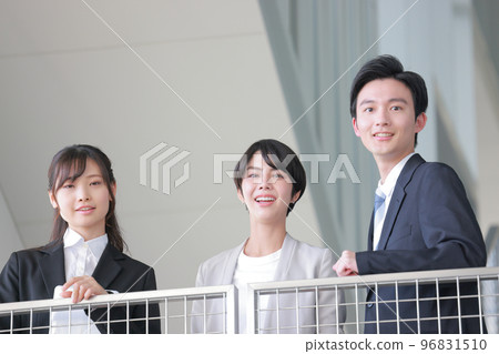 三個商人在 landing_1 上微笑 三個商人在 landing_1 上微笑 96831510