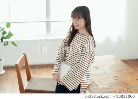 一個年輕女人在她的新家思考她的新生活 96832060