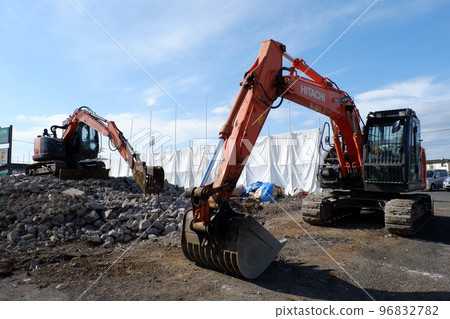 拆遷現場的液壓挖掘機 拆遷現場的液壓挖掘機 96832782