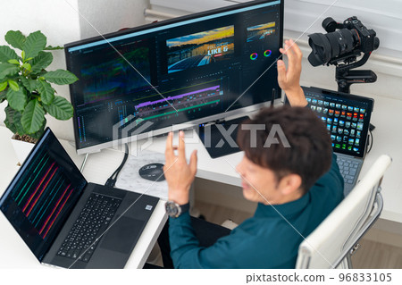Video/video creator, male, video marketing, editing, advertising activities, bird's-eye view, multi-display, gimbal 96833105