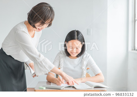 面帶微笑的小學、初中、高中生（女生）邊看課本邊向補習班老師和上課老師提問 96833132